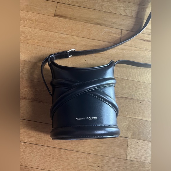 Alexander McQueen The Curve Bucket Bag in Black - Picture 4 of 11